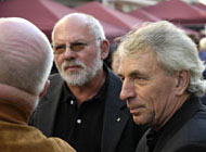 Jürgen Roters und Horst Noack diskutieren mit einem Besucher der Festmeile